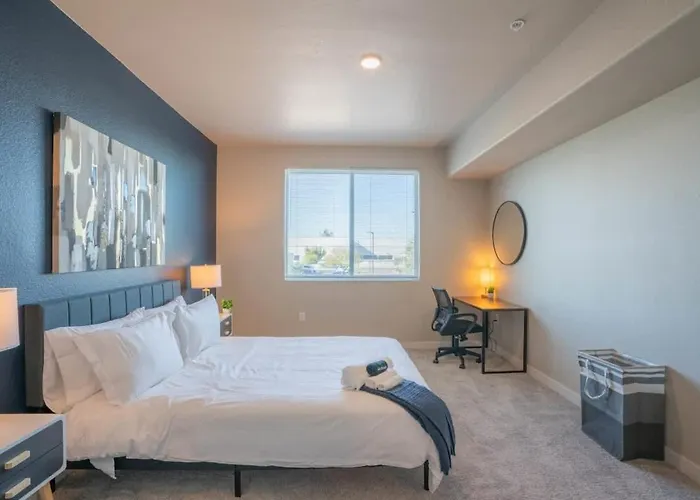 Modern 2bd - Gym, Pool, Parking, W-d - Sleeps 8 Apartment Tempe