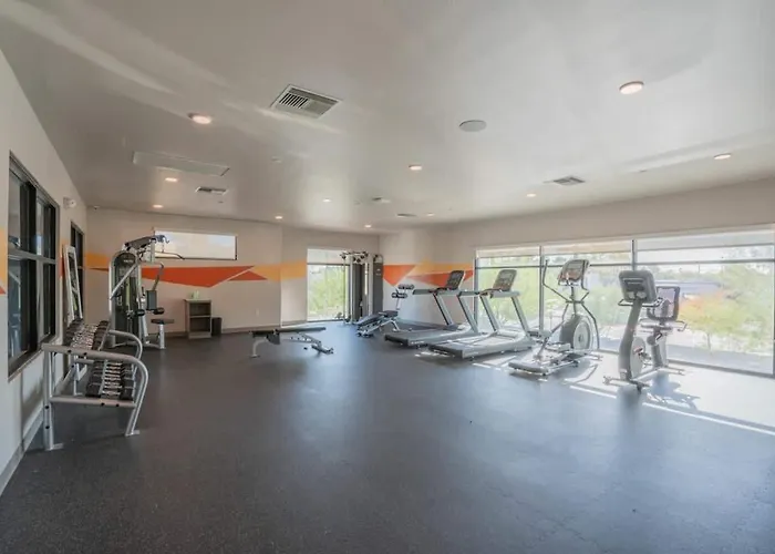 Modern 2bd - Gym, Pool, Parking, W-d - Sleeps 8 Tempe
