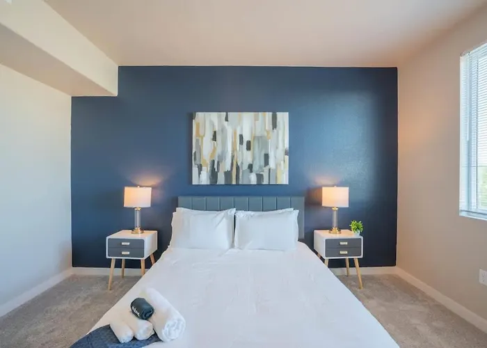 Modern 2bd - Gym, Pool, Parking, W-d - Sleeps 8