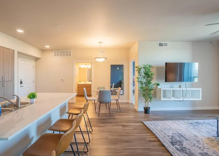 Modern 2bd - Gym, Pool, Parking, W-d - Sleeps 8 Apartment