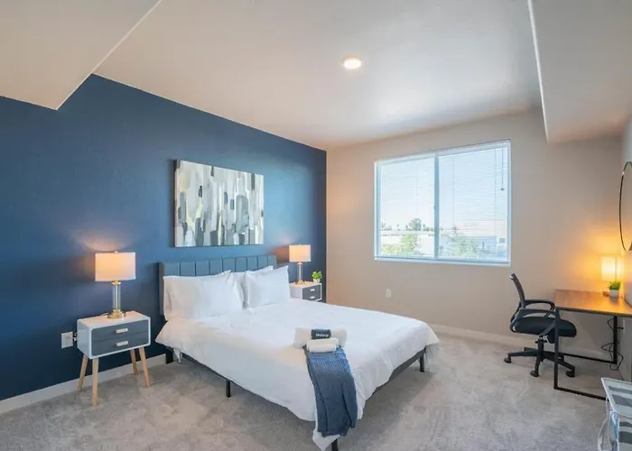 Modern 2bd - Gym, Pool, Parking, W-d - Sleeps 8 Apartment *