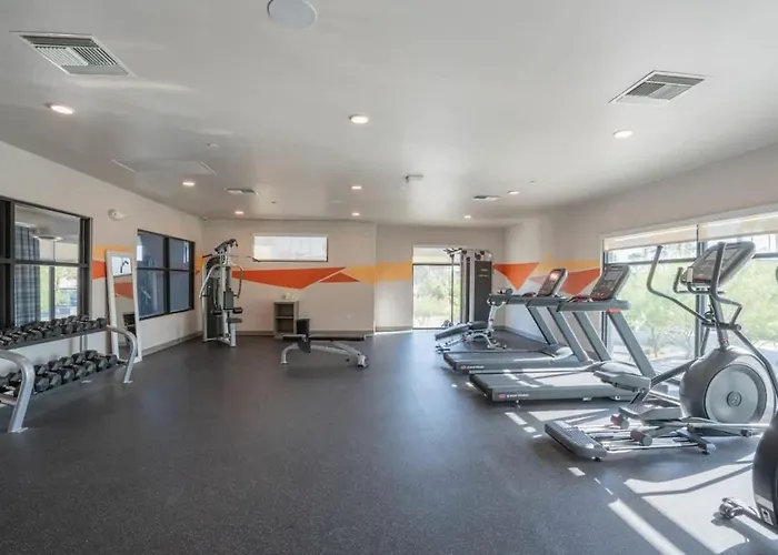 Apartment Modern 2bd - Gym, Pool, Parking, W-d - Sleeps 8 *